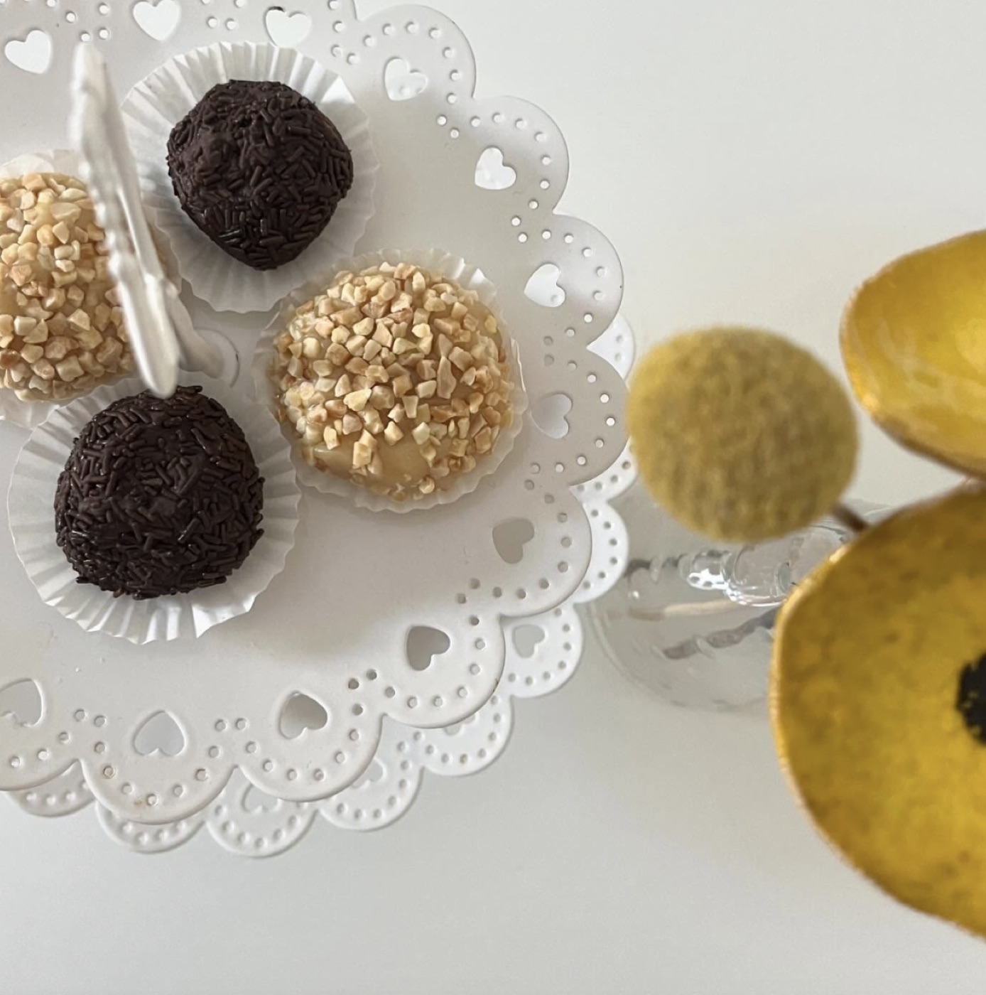 Brigadeiros variados numa travessa