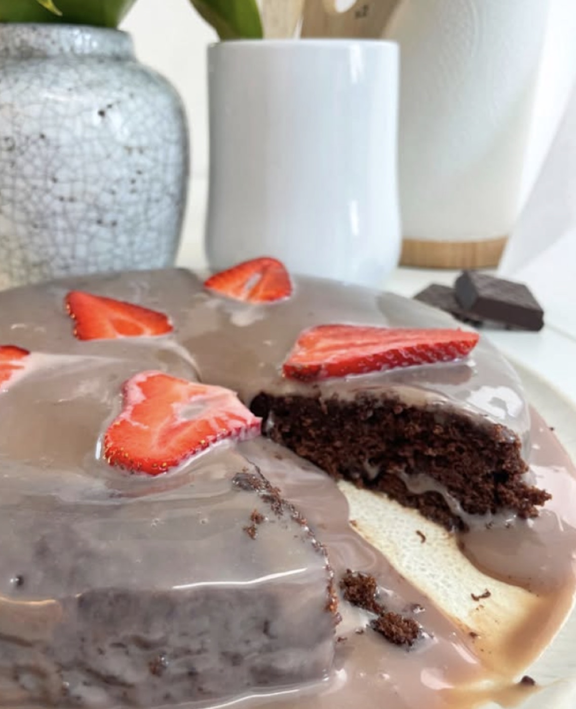 Fatia de bolo de chocolate com cobertura e morangos