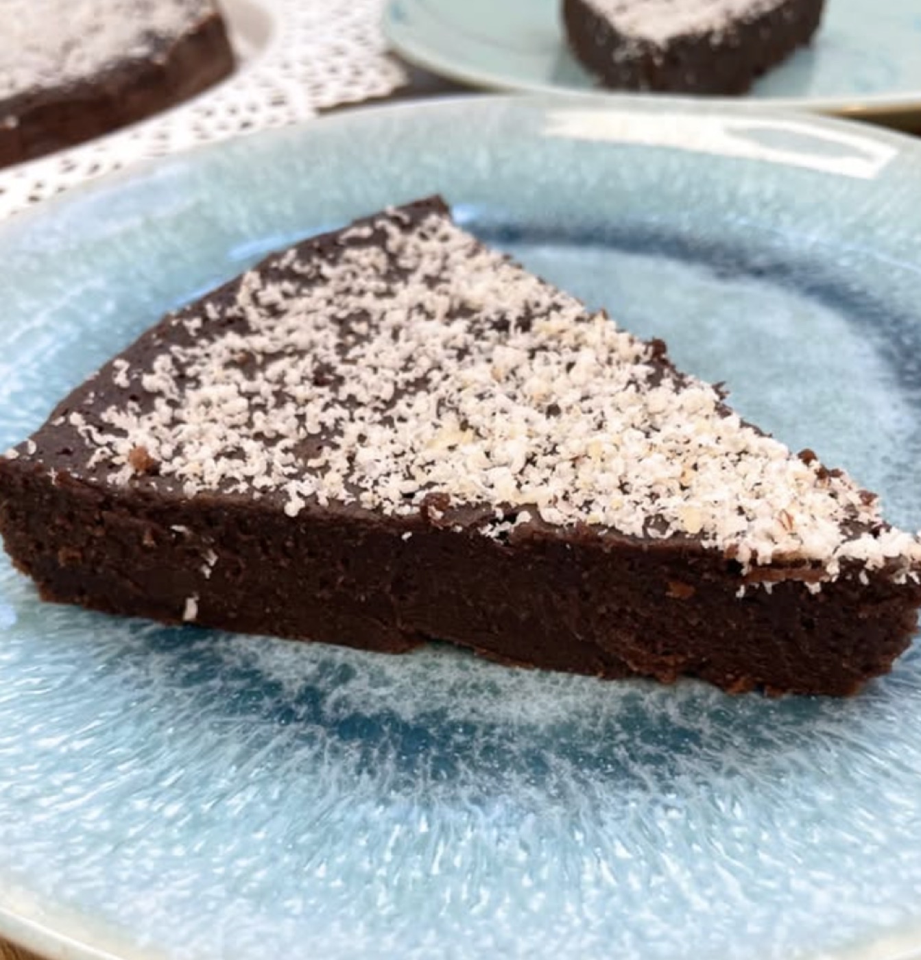 Fatias de bolo de chocolate servidas à mesa